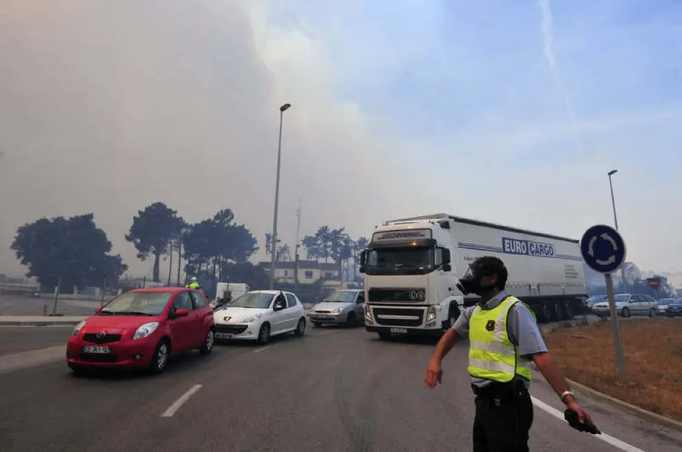 l incendio que se ha declarado a las 13:00 de hoy en La Jonquera y que avanza sin control ha quemado mil hectáreas de vegetación y masa forestal en menos de seis horas y ha obligado a confinar en sus casas a los vecinos de nueve localidades de la zona, han informado los Bomberos de la Generalitat.