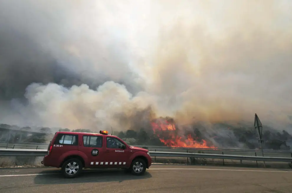 l incendio que se ha declarado a las 13:00 de hoy en La Jonquera y que avanza sin control ha quemado mil hectáreas de vegetación y masa forestal en menos de seis horas y ha obligado a confinar en sus casas a los vecinos de nueve localidades de la zona, han informado los Bomberos de la Generalitat.