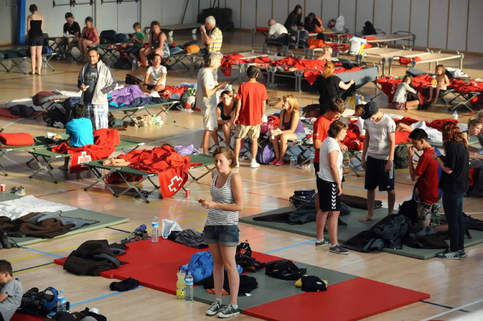 Un gimnasio municipal de Figueras, refugio provisional de decenas de desplazados por el fuego