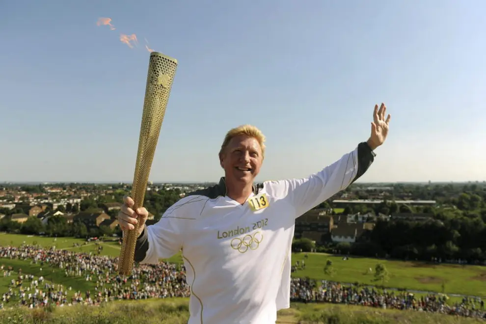 El extenista Boris Becker porta la antocha olímpica