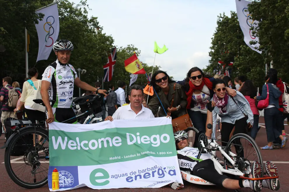 El aragonés Diego Ballesteros logra su reto viajando de Madrid a Londres en una bicicleta adaptada para personas con lesión medular