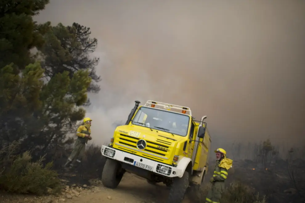Los bomberos y UME luchan contra el fuego en la provincia de León