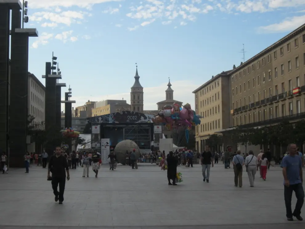 Los primeros días de las fiestas del Pilar se están desarrollando con un tiempo favorable que está llenando las calles de Zaragoza de gente.