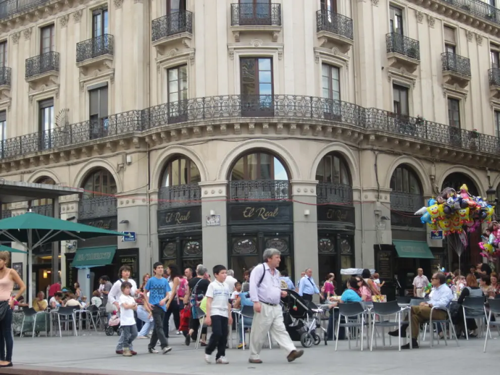 Los primeros días de las fiestas del Pilar se están desarrollando con un tiempo favorable que está llenando las calles de Zaragoza de gente.