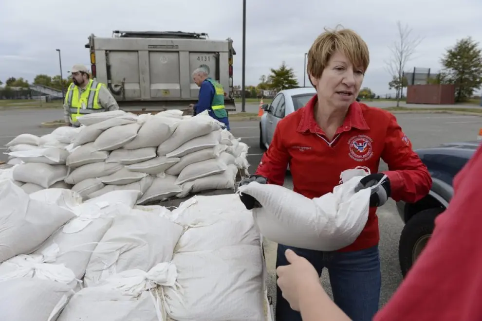 Los voluntarios continúan con los preparativos para hacer frente al huracán en Virginia.