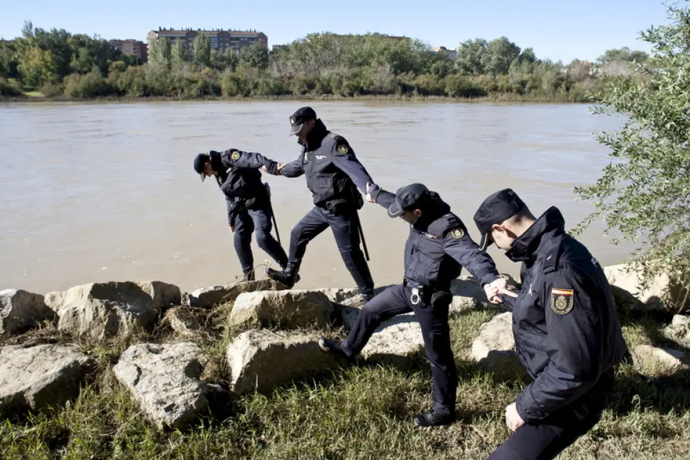 Recreacion del rescate de un hombre en el Ebro tras tratar de acuchillar a un miembro de la Policia