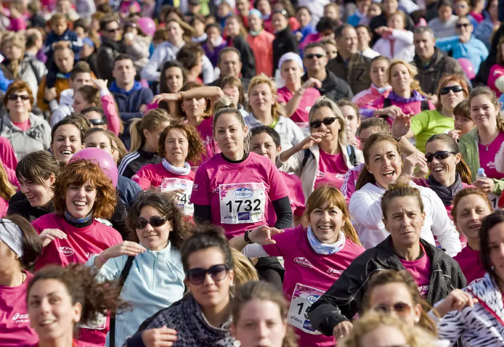 Más de 5.000 corredoras participaron este año en la Carrera de la Mujer, en Zaragoza, para apoyar la lucha contra el cáncer de mama.