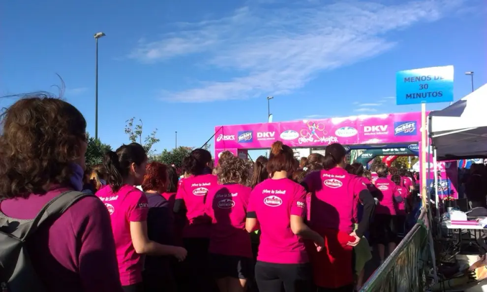 Un total de 5.000 corredoras han participado para apoyar a todas las personas que están luchando contra el cáncer de mama.