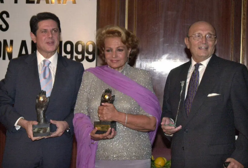 Leblanc, tras recibir el Premio Primera Plana, en 1999, con Carmen Sevilla y Federico Trillo