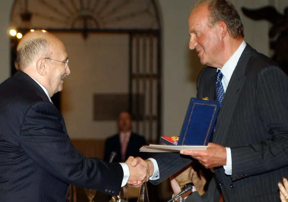 El Rey Juan Carlos le entregó la 'Medalla de Oro al Mérito en las Bellas Artes', en 2001
