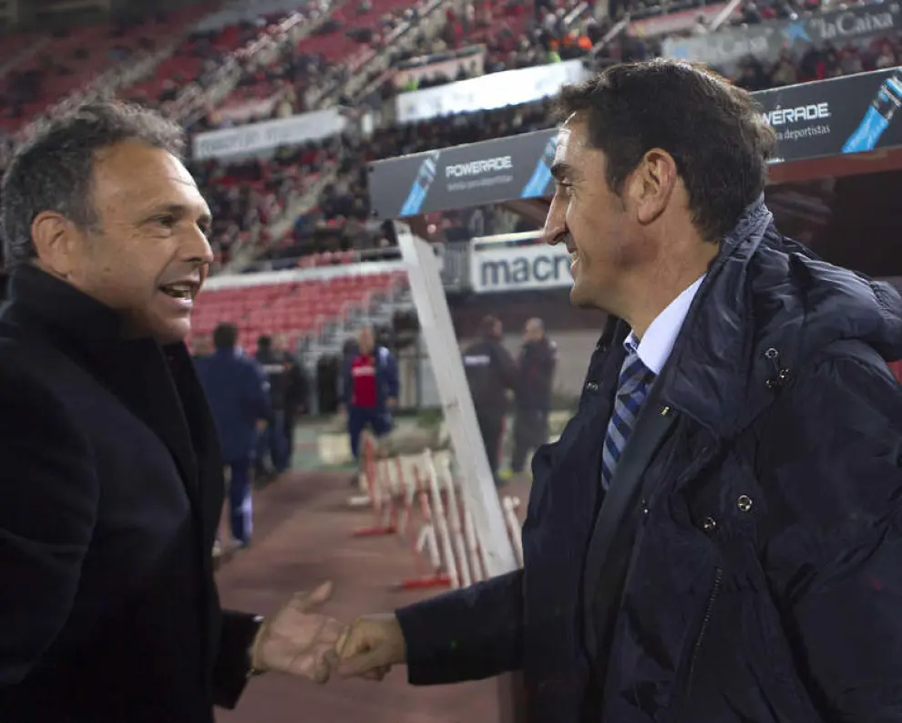 El entrenador del Zaragoza, Jiménez, a la derecha, saluda al del Mallorca