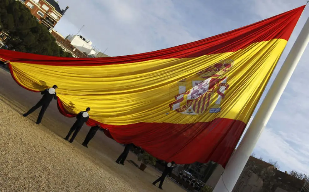 Izado de la bandera nacional en los Jardines del Descubrimiento de la Plaza de Colón de Madrid