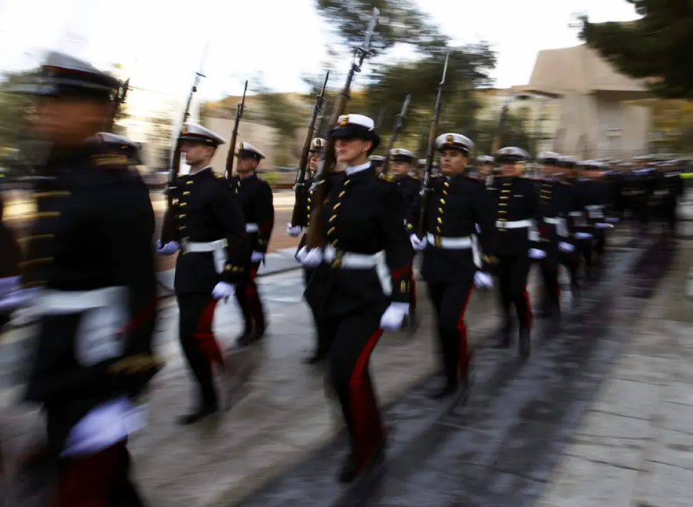 Efectivos de la Agrupación de Infantería de Marina de Madrid desfilan durante el acto solemne de izado de la bandera