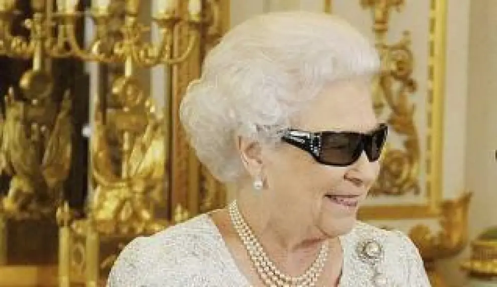 Isabel II luce gafas 3D