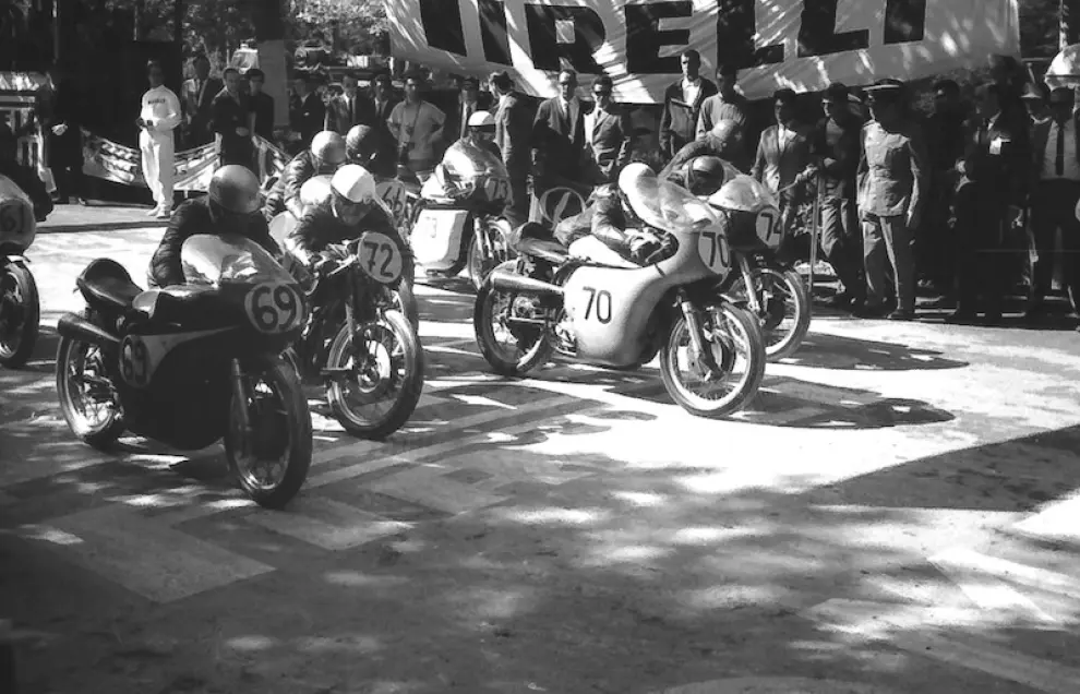 Carrera de motos en las Fiestas del Pilar, saliendo del parque Primo de Rivera