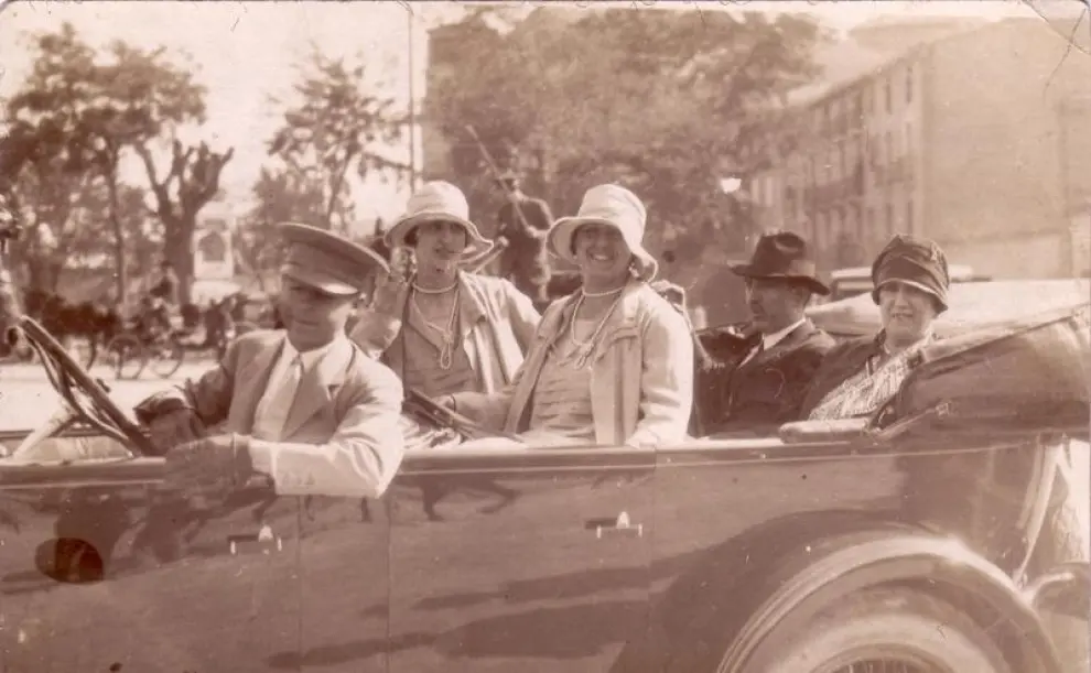 Plaza de Aragón. Las personas que aparecen en el coche eran las propietarias del último chalet que quedó frente a Capitanía General, la familia Fraile. La fotografía fue tomada en 1928