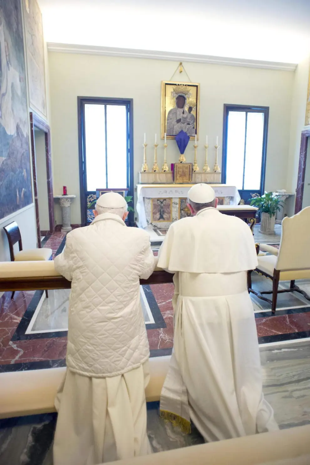 El papa Francisco ha ido a visitar al papa emérito Benedicto XVI en la residencia de Castel Gandolfo.