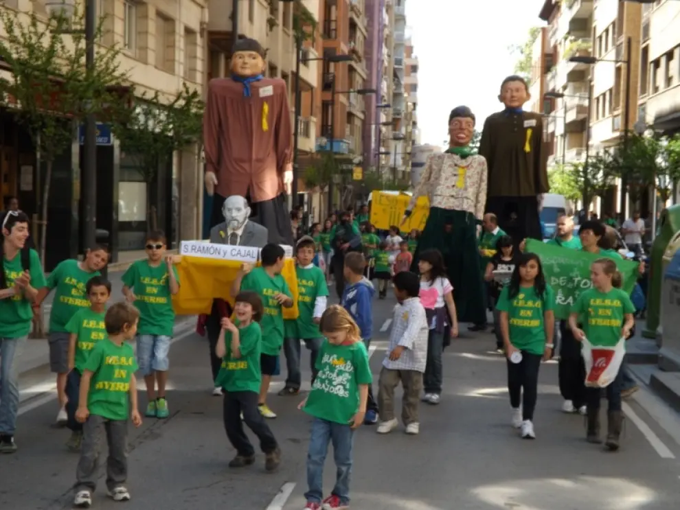 Decenas de personas han protestado en Huesca por los recortes en Educación