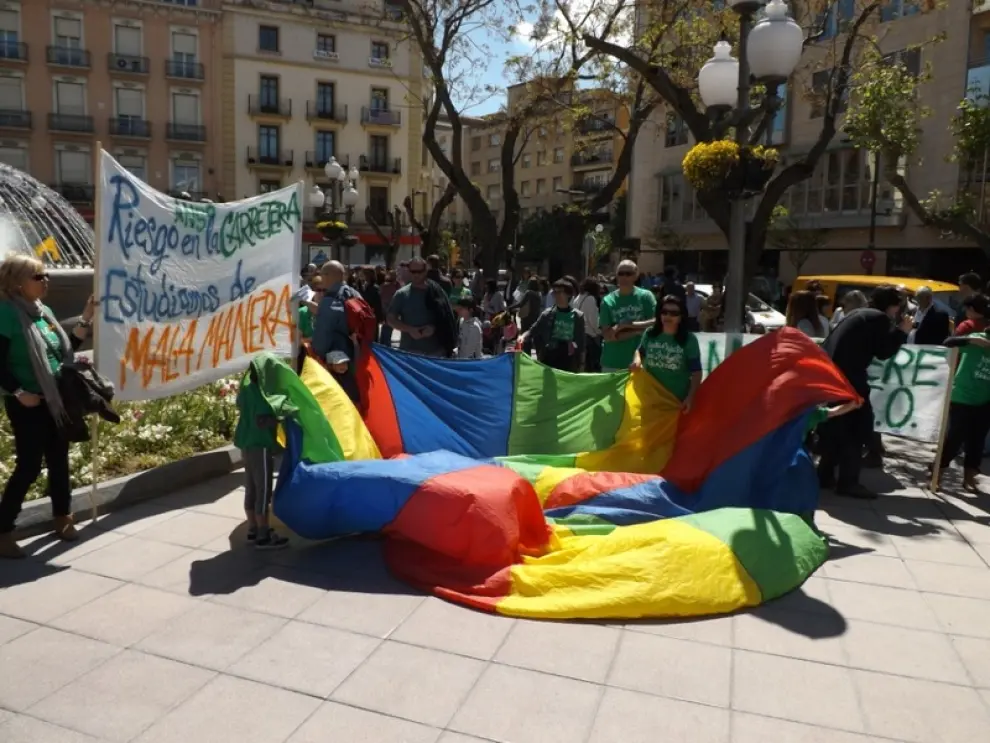 Decenas de personas han protestado en Huesca por los recortes en Educación