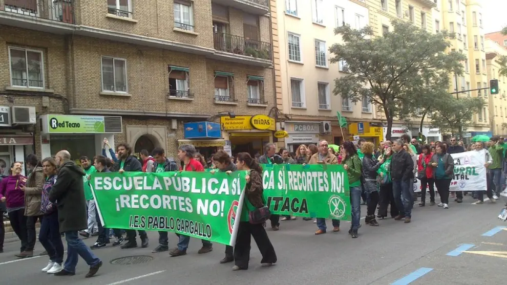 Cientos de profesores se han manifestado en Zaragoza por la Educación Pública
