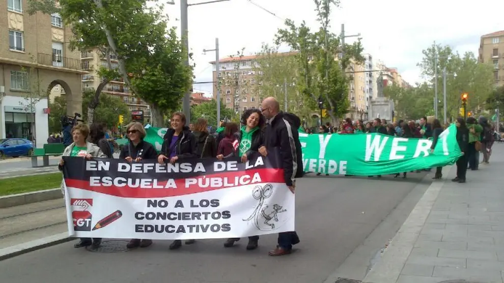 Cientos de profesores se han manifestado en Zaragoza por la Educación Pública