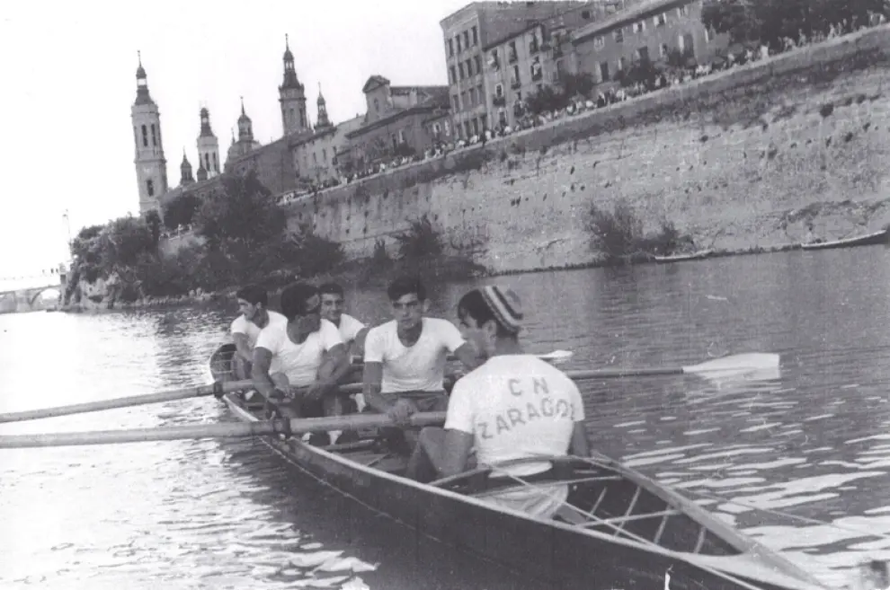 Se inicia la regata, tripulación del Club Naútico de Zaragoza