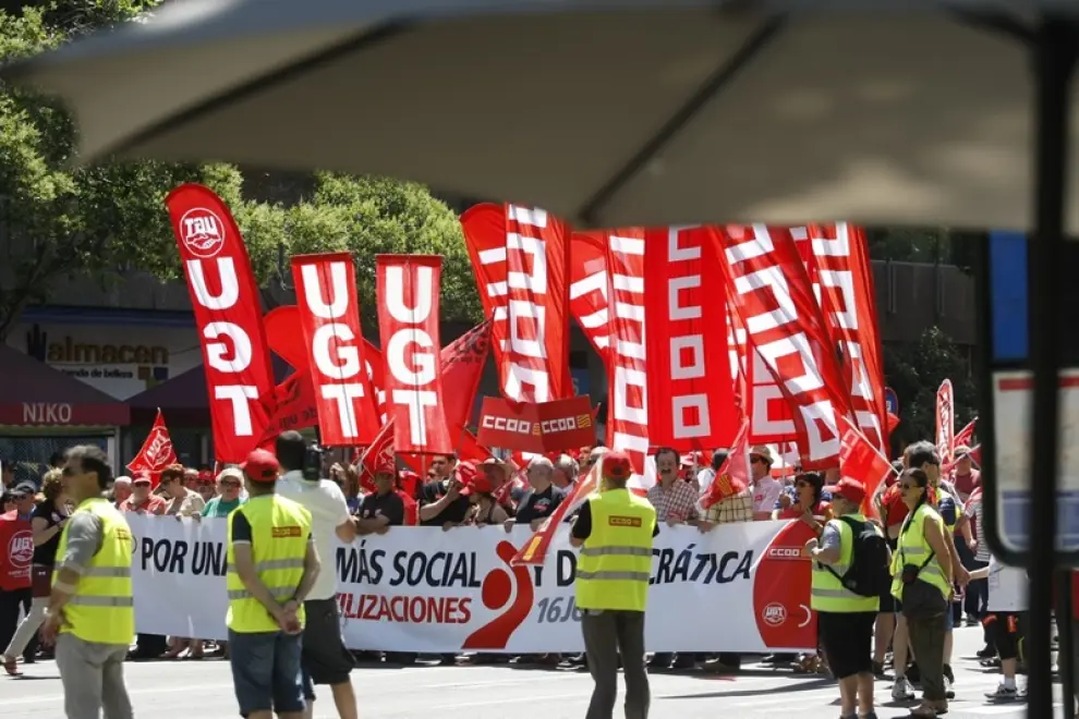 Más de un millar de personas se manifiestan este domingo en la capital aragonesa en contra de los recortes aplicados por los gobiernos y para reivindicar políticas que permitan reactivar la economía y el empleo.