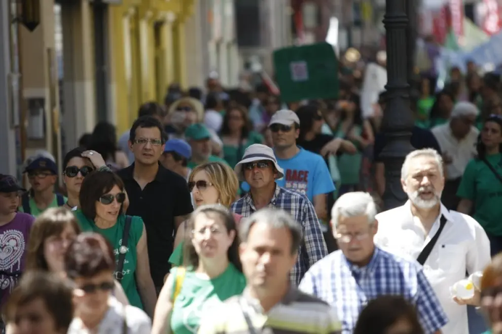 Más de un millar de personas se manifiestan este domingo en la capital aragonesa en contra de los recortes aplicados por los gobiernos y para reivindicar políticas que permitan reactivar la economía y el empleo.