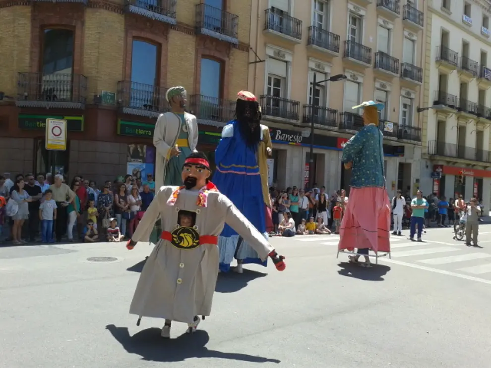 Encuentro de gigantes en Huesca