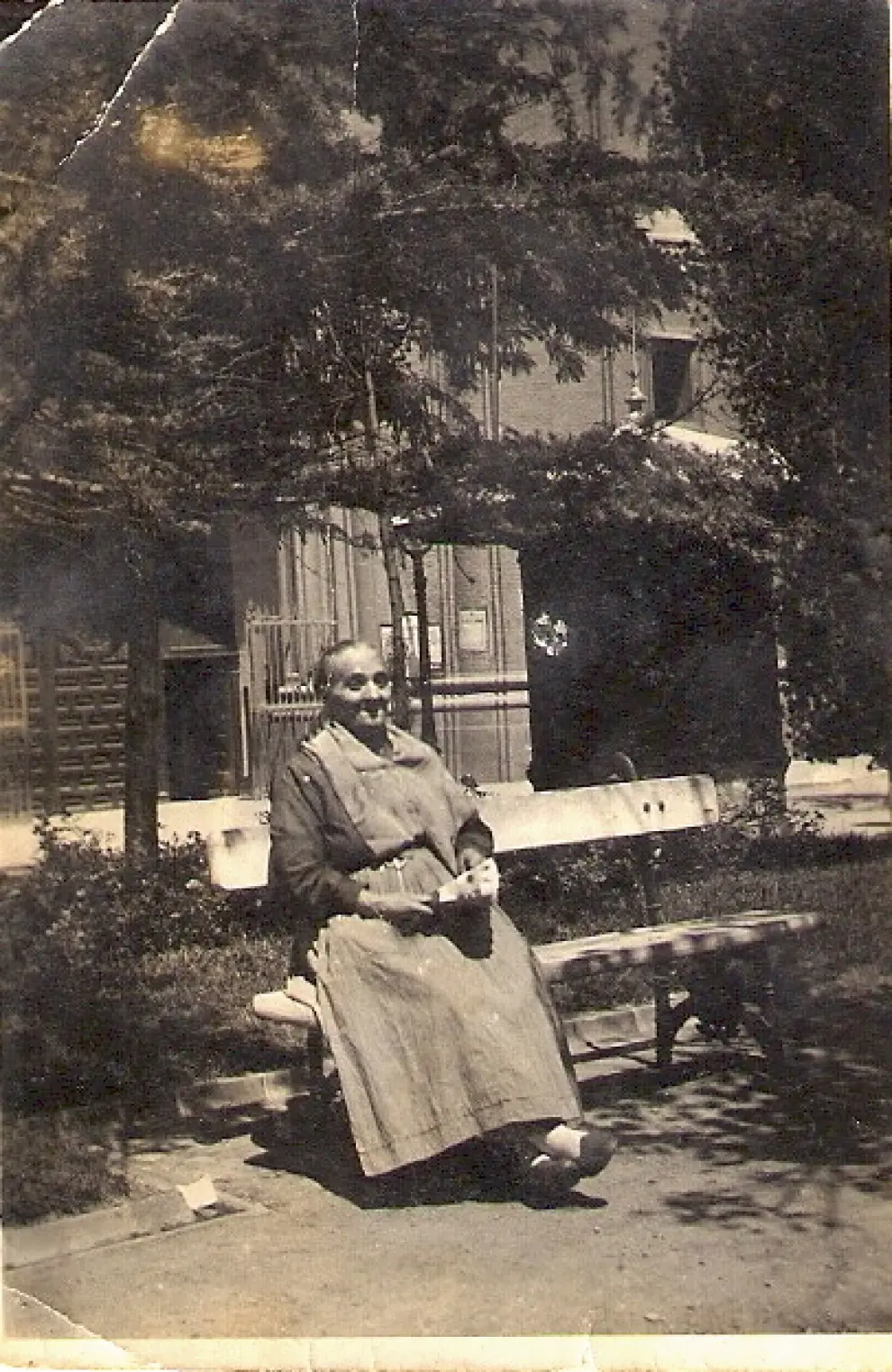 Magdalena Lucea a principios del siglo XX, en la puerta de El Pilar