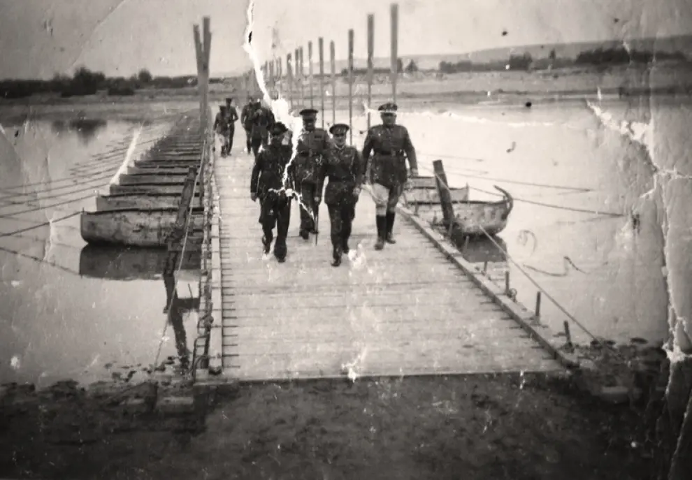 Foto que Ramón Carrera Pena de Osso de Cinca trajo de su servicio militar en Pontoneros, Zaragoza (sobre 1943). Es un puente sobre el Ebro que rehacían cada día.