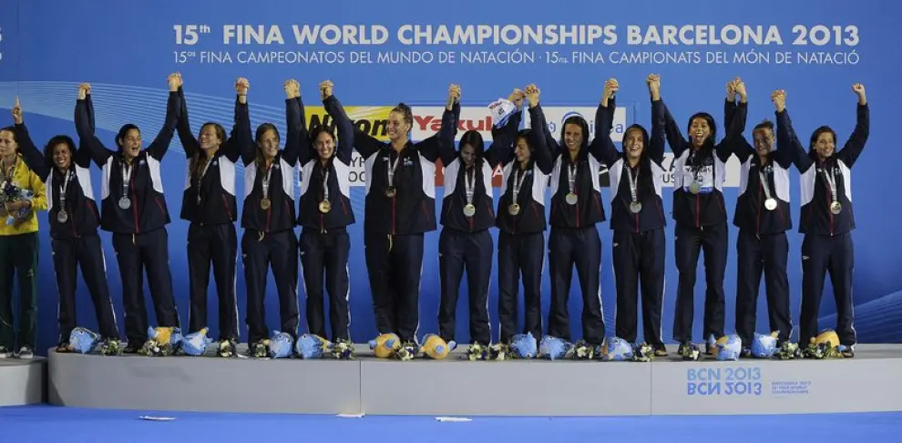 Las chicas del waterpolo español celebran su victoria en la final del mundial de natación