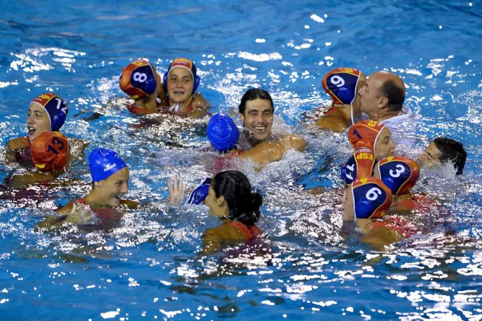 Las chicas del waterpolo español celebran su victoria en la final del mundial de natación