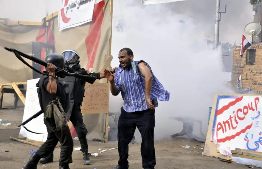 La policía intenta desalojar a los manifestantes de la plaza Rabea al Adauiya, en El Cairo