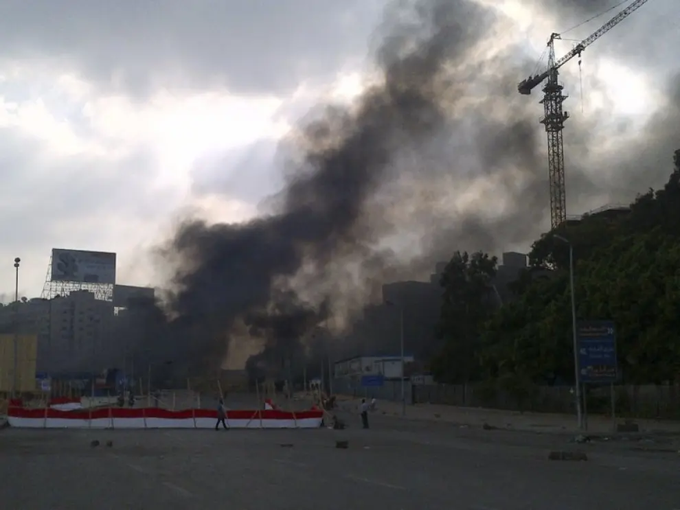 La policía intenta desalojar a los manifestantes de la plaza Rabea al Adauiya, en El Cairo