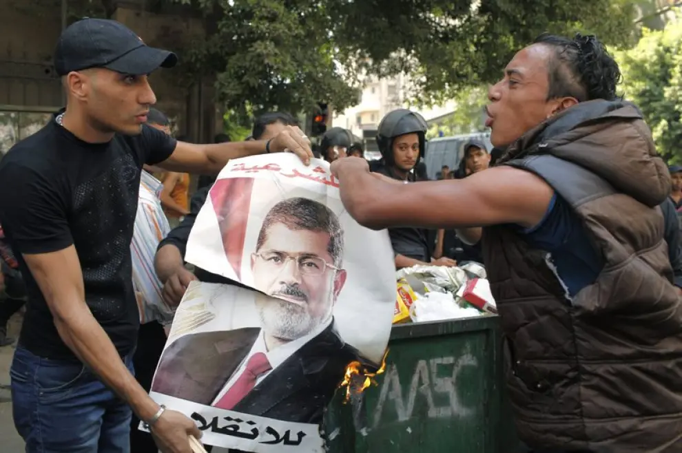 Varios manifestantes reclaman la puesta en libertad de Mursi