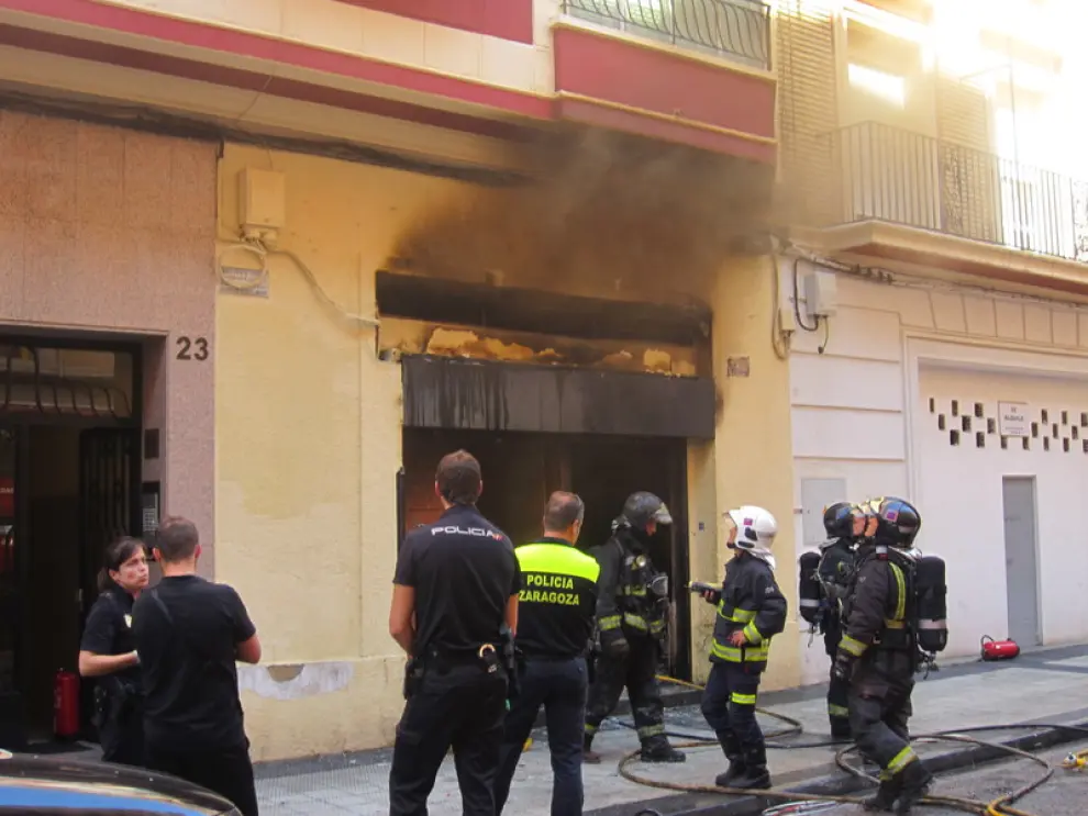 Los Bomberos sofocan un incendio en la calle Lacarra.