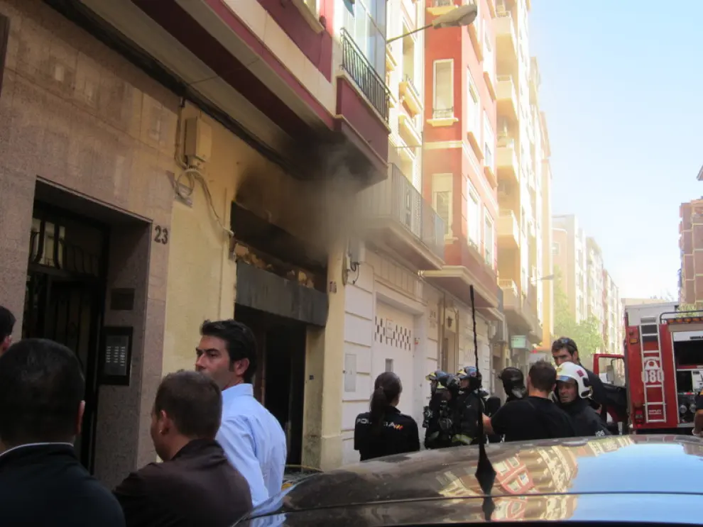 Los Bomberos sofocan un incendio en la calle Lacarra.