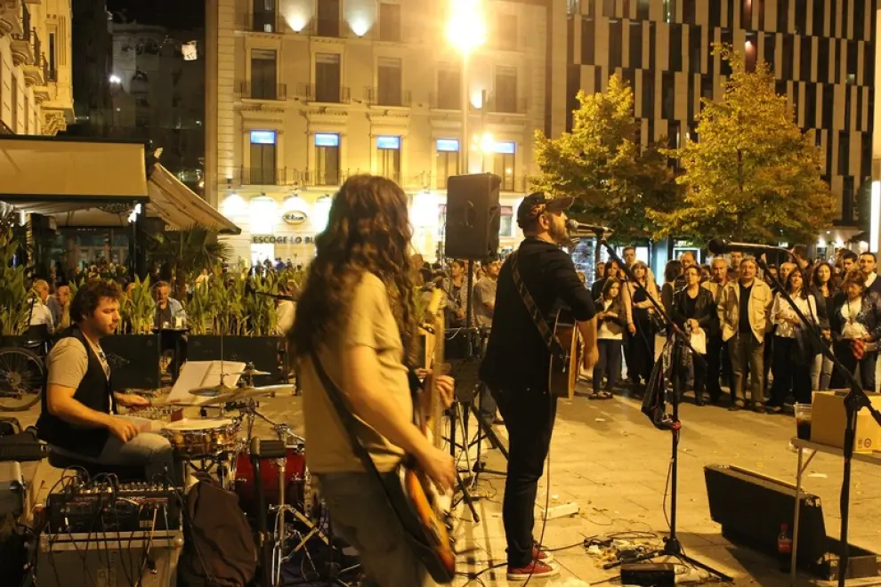 Artistas callejeros en Zaragoza durante las Fiestas del Pilar