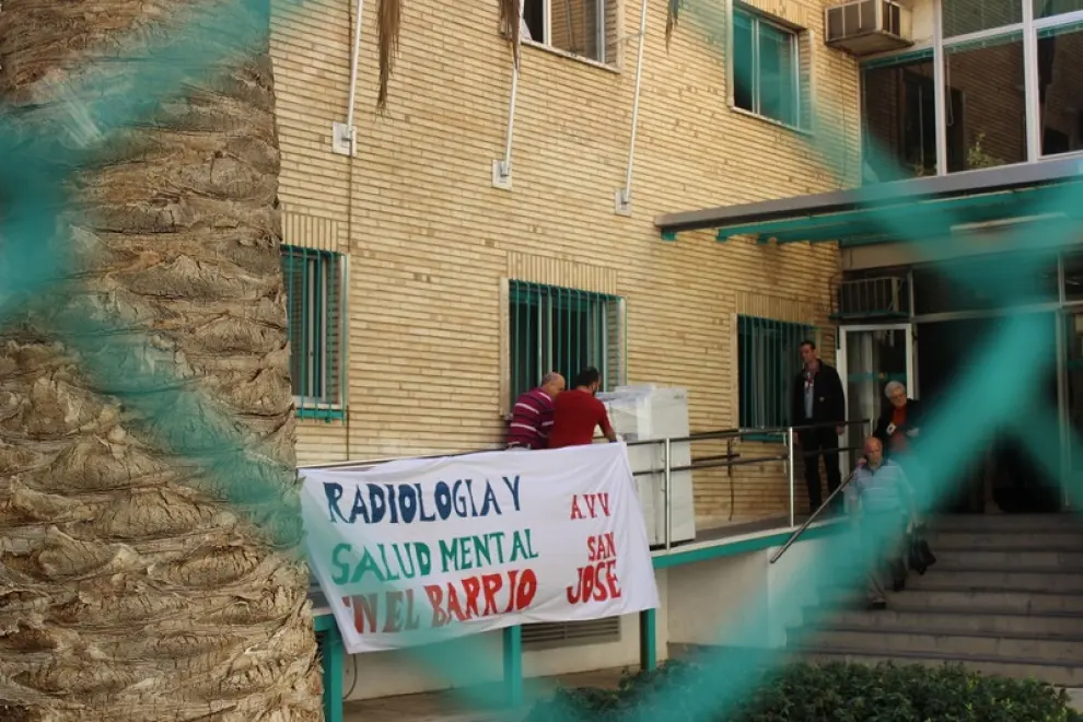 Protesta en el centro de salud Pablo Remacha en San José por el traslado del mamógrafo al Miguel Servet