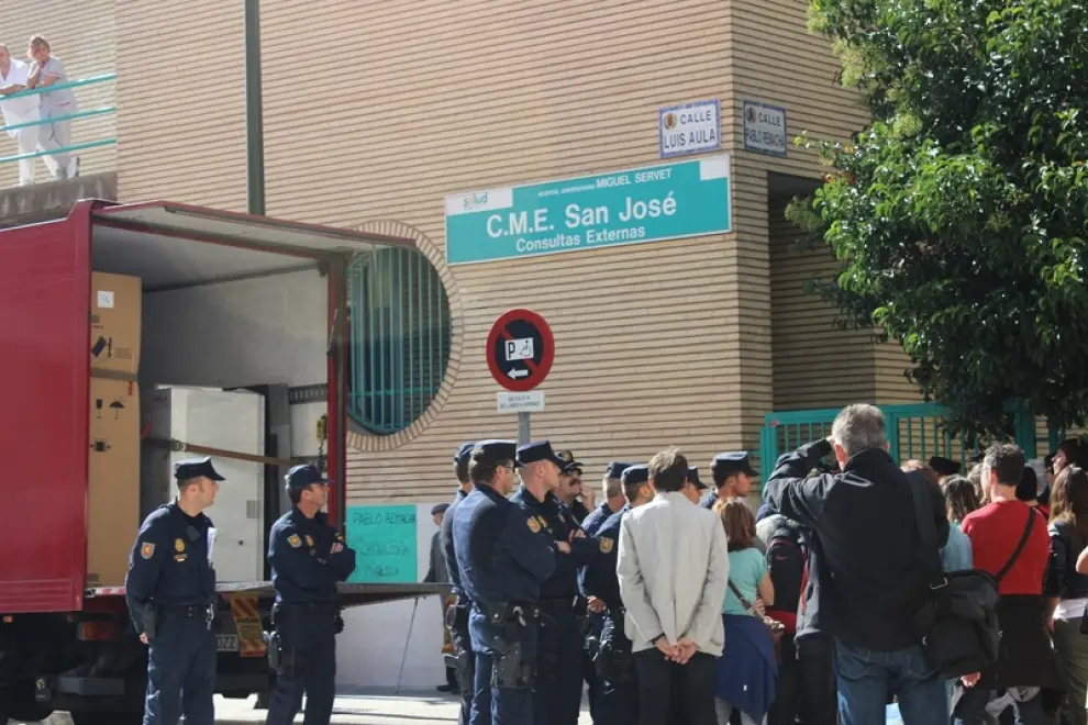 Protesta en el centro de salud Pablo Remacha en San José por el traslado del mamógrafo al Miguel Servet