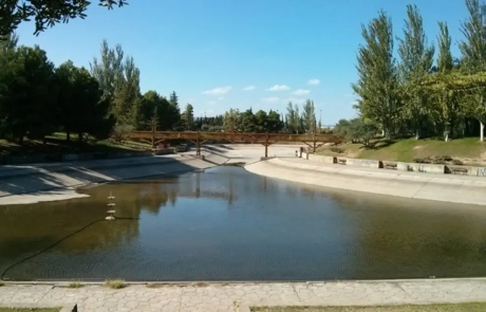 El vaciado del lago del barrio de Montecanal de Zaragoza provoca la muerte a centenares de peces.