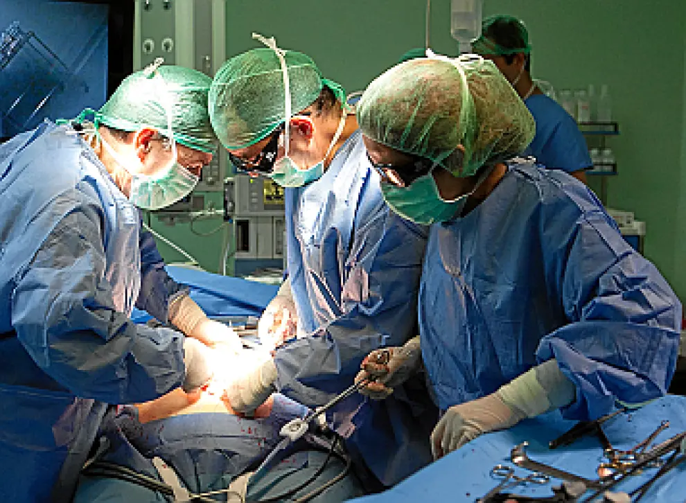 El equipo de cirujanos extrae la parte del estómago cortado a la paciente, con lo que se reducirá su sensación de apetito en el futuro
