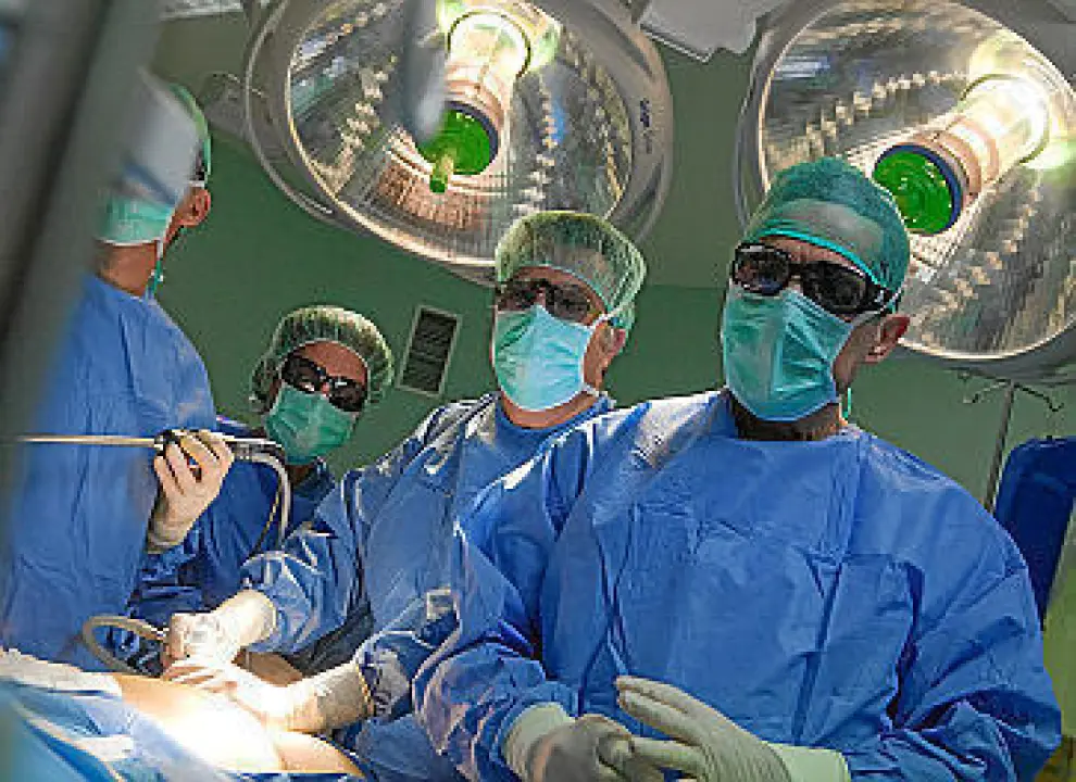 Un cirujano y su equipo inician una operación