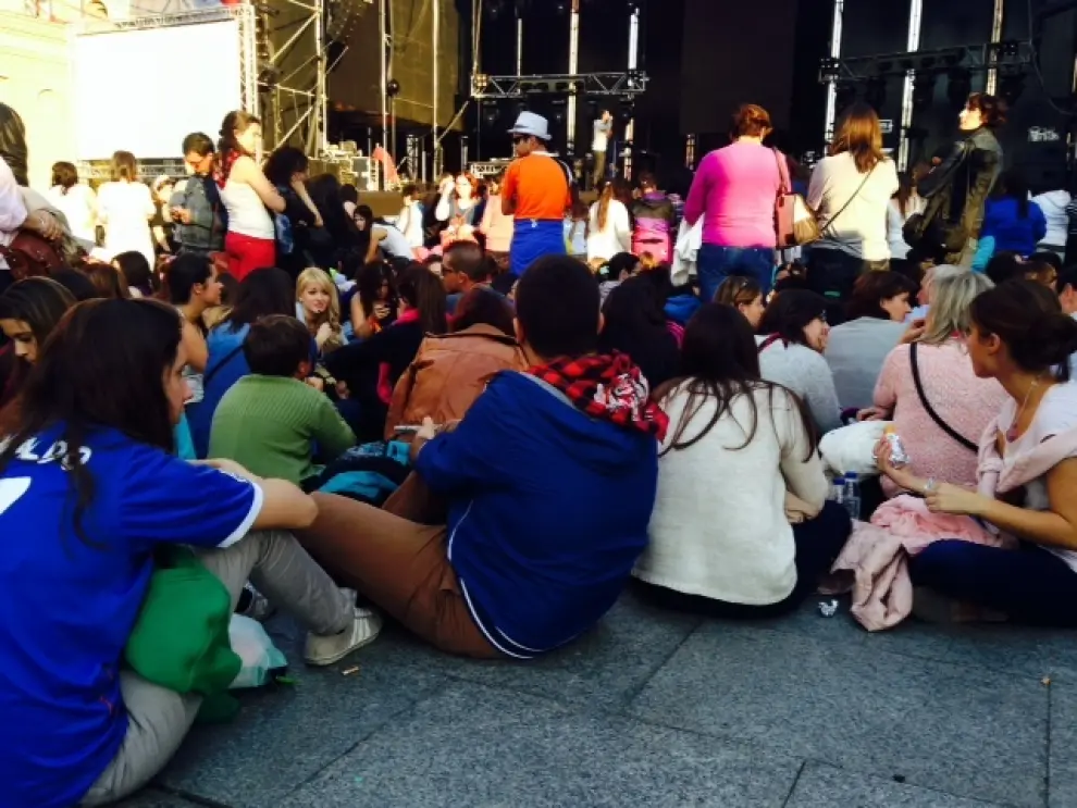 Cientos de fans de Pablo Alborán esperaban en la plaza del Pilar horas antes del concierto
