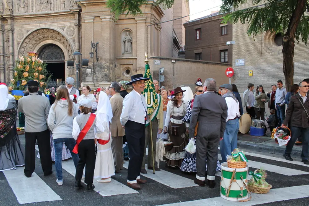 Los oferentes llevan hasta la basílica los alimentos, que pasarán a disposición del Santo Refugio