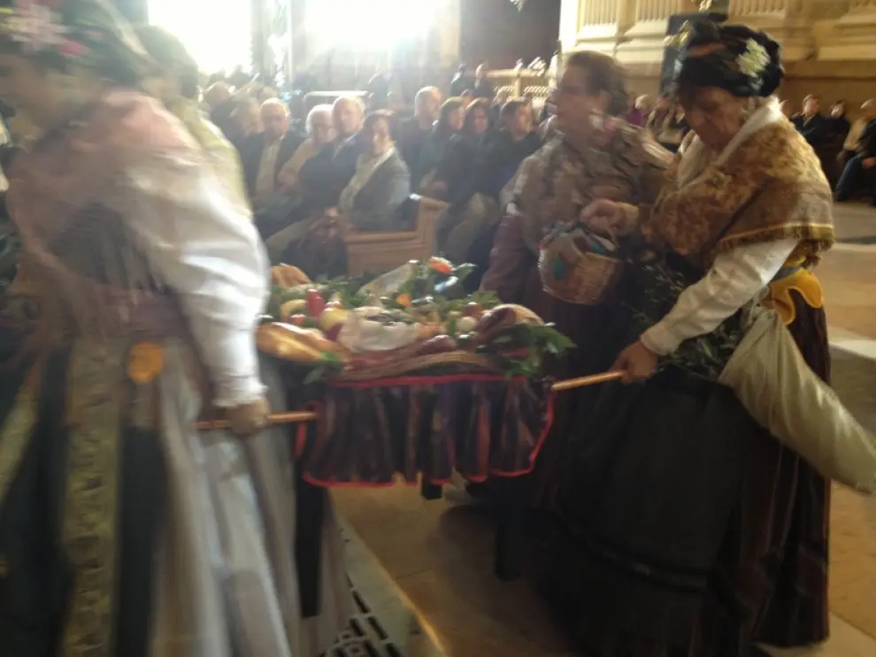 Los oferentes llevan hasta la basílica los alimentos, que pasarán a disposición del Santo Refugio