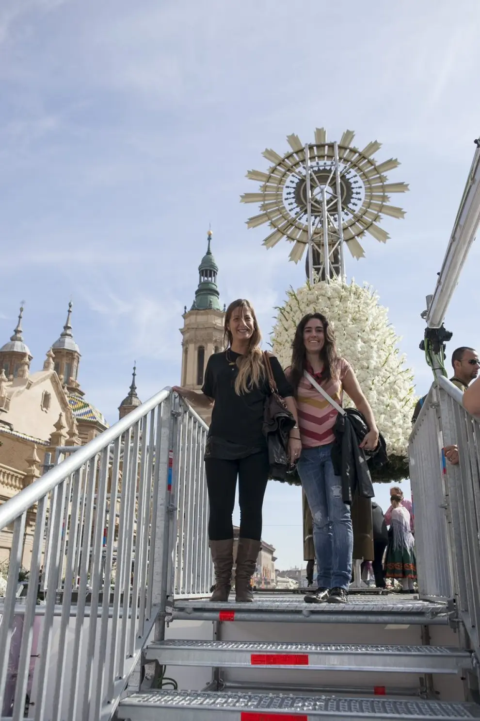 Subida de ciudadanos a la plataforma de la Virgen del Pilar