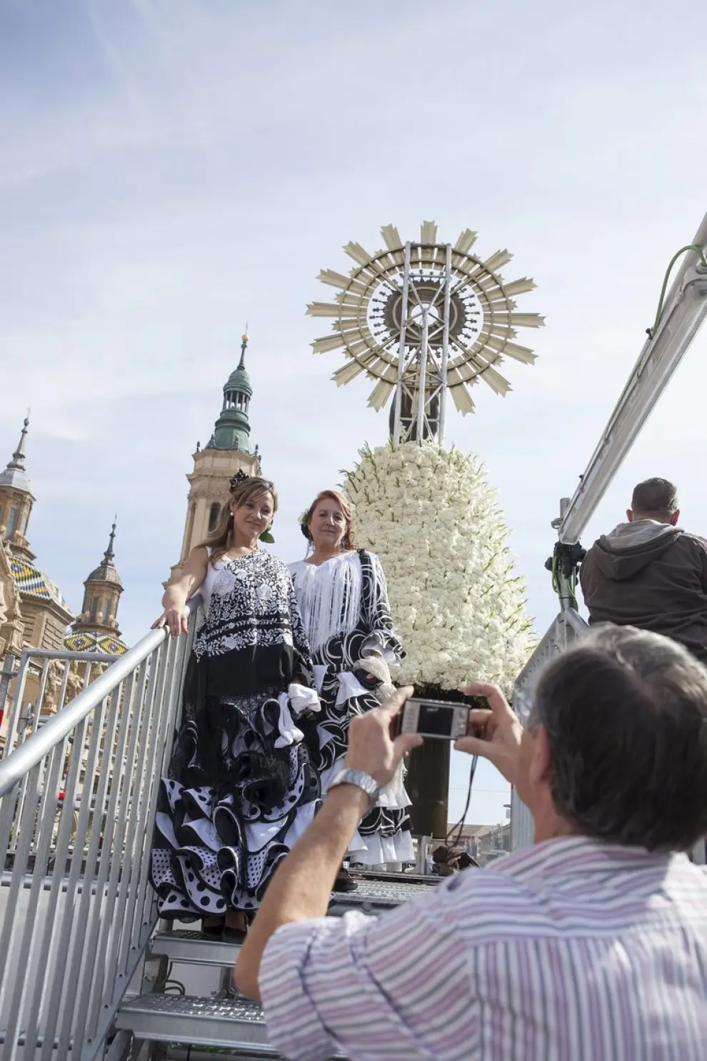 Subida de ciudadanos a la plataforma de la Virgen del Pilar