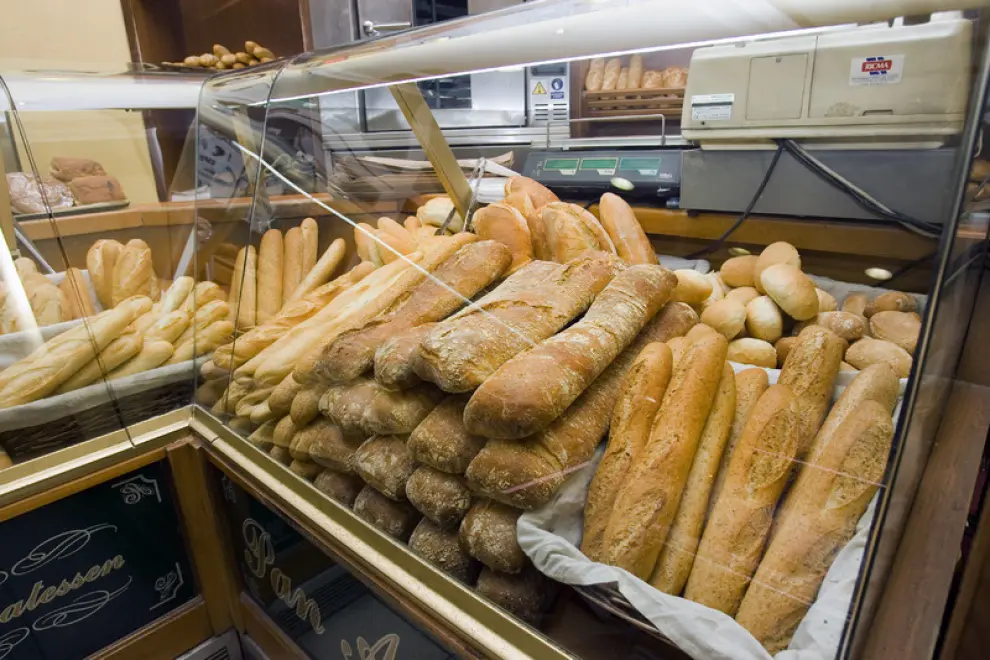 Un mostrador lleno de barras de pan en la panadería zaragozana Tahona Goyesca